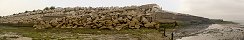 Les enrochements proches d'un ancien blockhaus (Grandcamp-Maisy, Calvados, France)