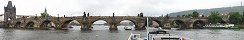 Le pont Charles depuis la rivière Vltava (Prague, République tchèque)