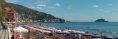 Parasols sur la plage à Alassio (Ligurie, Italie)