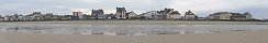 Les maisons du bord de mer vues de la plage (Grandcamp-Maisy, Calvados, France)