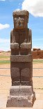 La statue Ponce Stela dans le temple de Kalasasaya (Tiahuanaco, Bolivie)