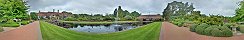 Le canal de Jellicoe dans les jardins de Wisley (Surrey, Angleterre)